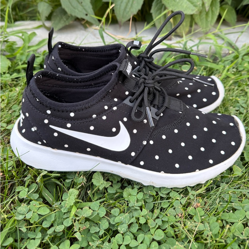 Nike women’s  Juvenate Black and White Polka Dot sneakers size 7.5